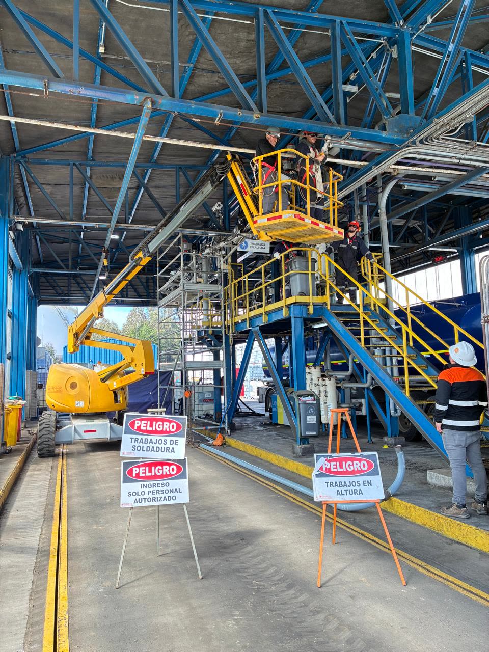 Trabajos de soldadura en altura sobre plataforma elevadora en la Planta de Lubricantes de Copec, Quintero